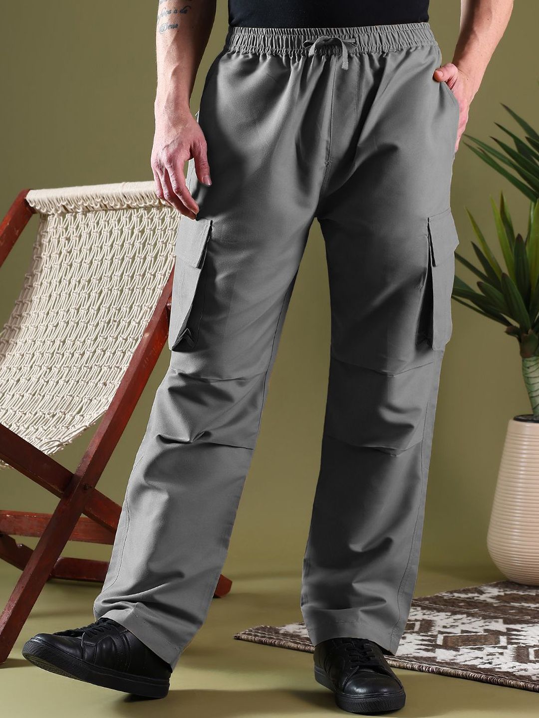 Kotty Men Low-Rise Easy Wash Pleated Cargos Regular Fit Trousers
