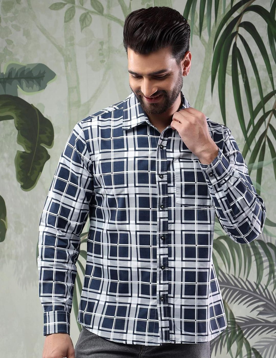 Kotty Men Spread Collar Checked Casual Shirt