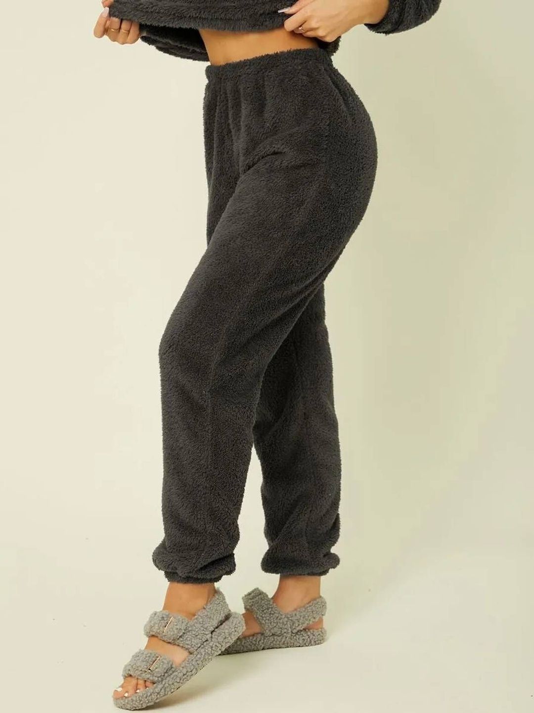 Kotty Women Faux Fur High-Rise Joggers Fit Trousers