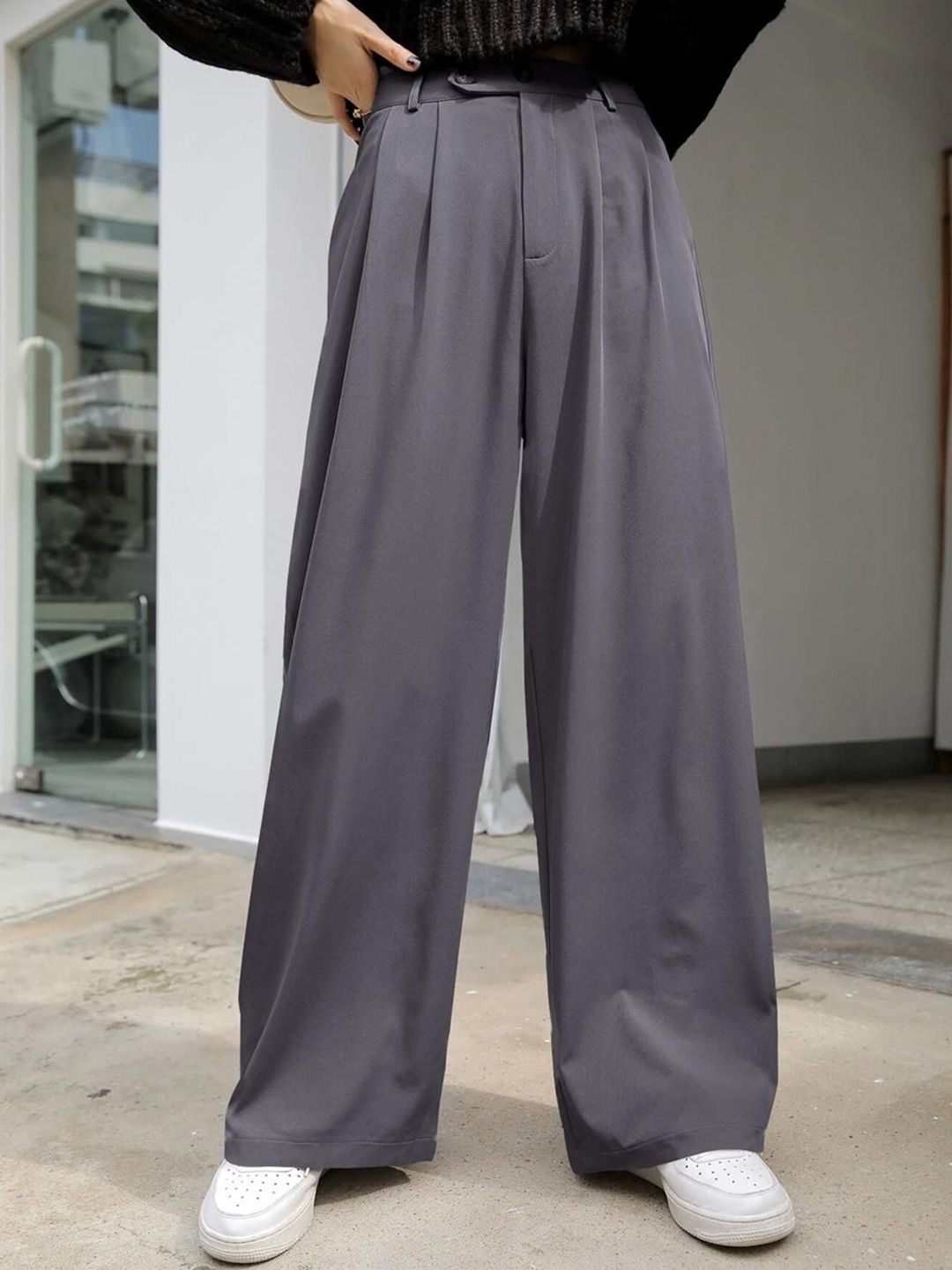 Kotty Women Relaxed Straight Leg Straight Fit High-Rise Easy Wash Pleated Trousers