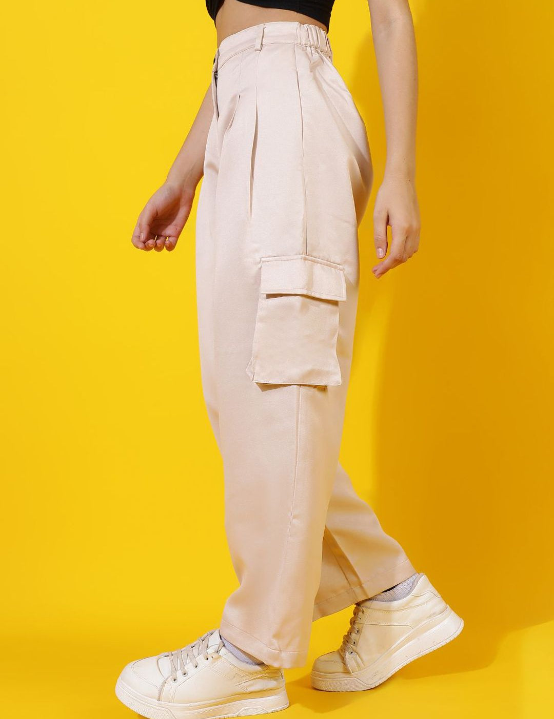 Kotty Women Relaxed Straight Leg Straight Fit High-Rise Easy Wash Pleated Cargos Trousers