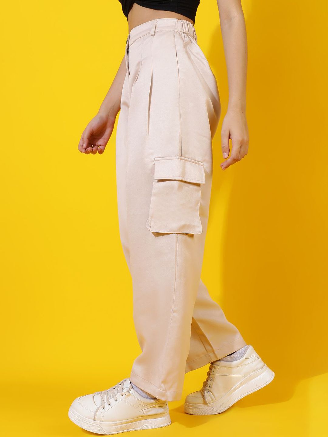 Kotty Women Relaxed Straight Leg Straight Fit High-Rise Easy Wash Pleated Cargos Trousers