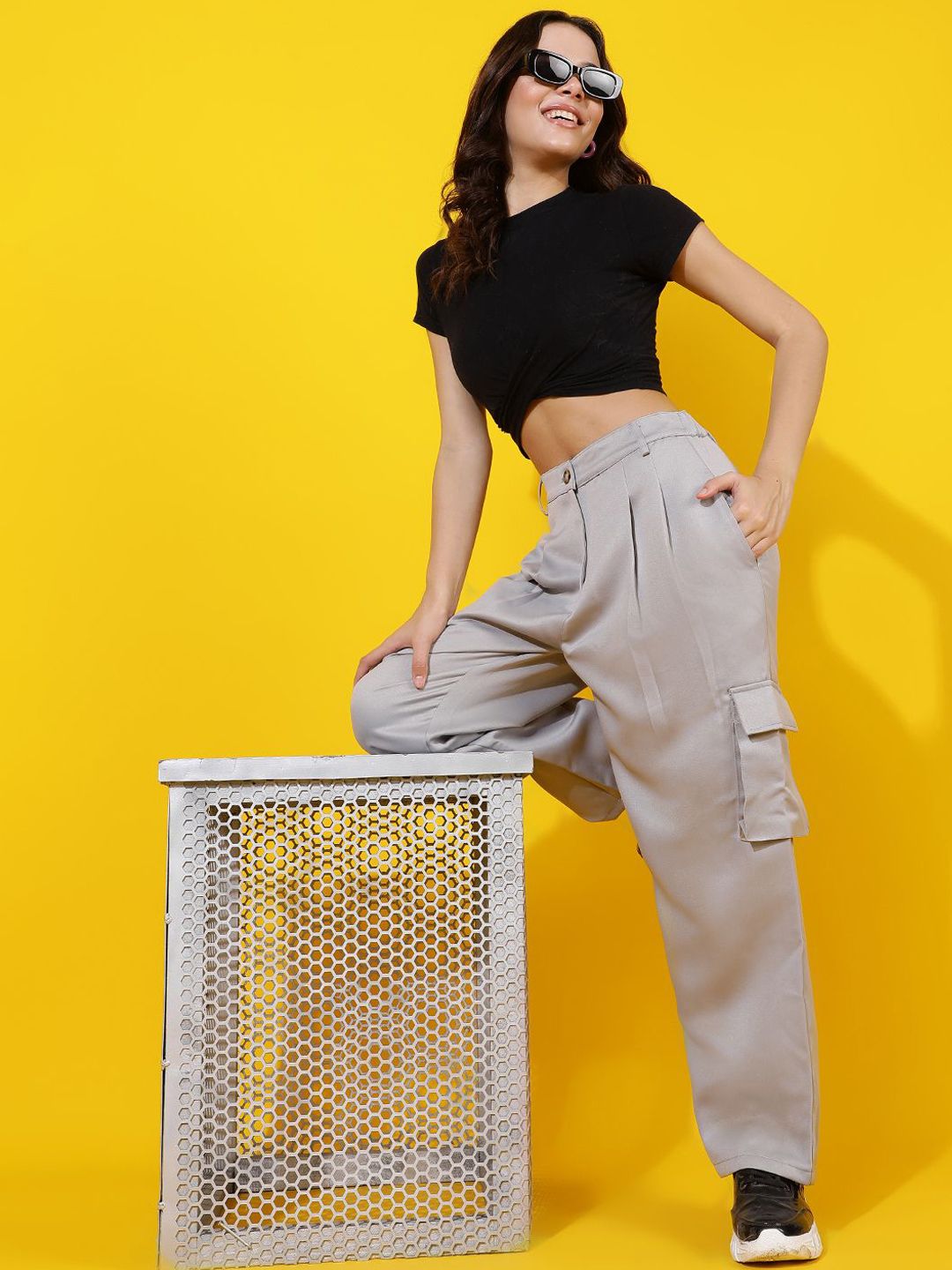 Kotty Women Relaxed Straight Leg Straight Fit High-Rise Easy Wash Pleated Cargos Trousers