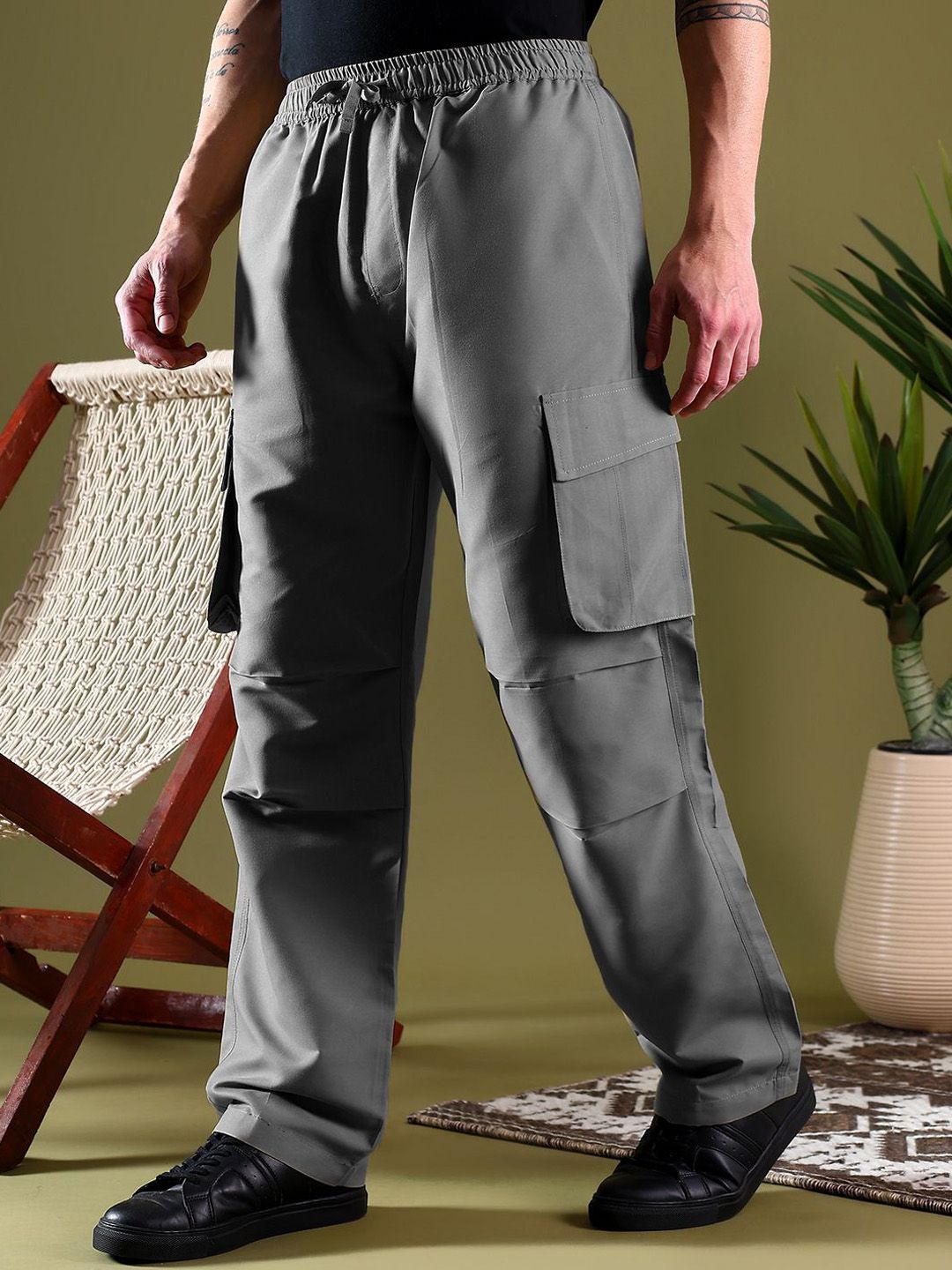 Kotty Men Low-Rise Easy Wash Pleated Cargos Regular Fit Trousers