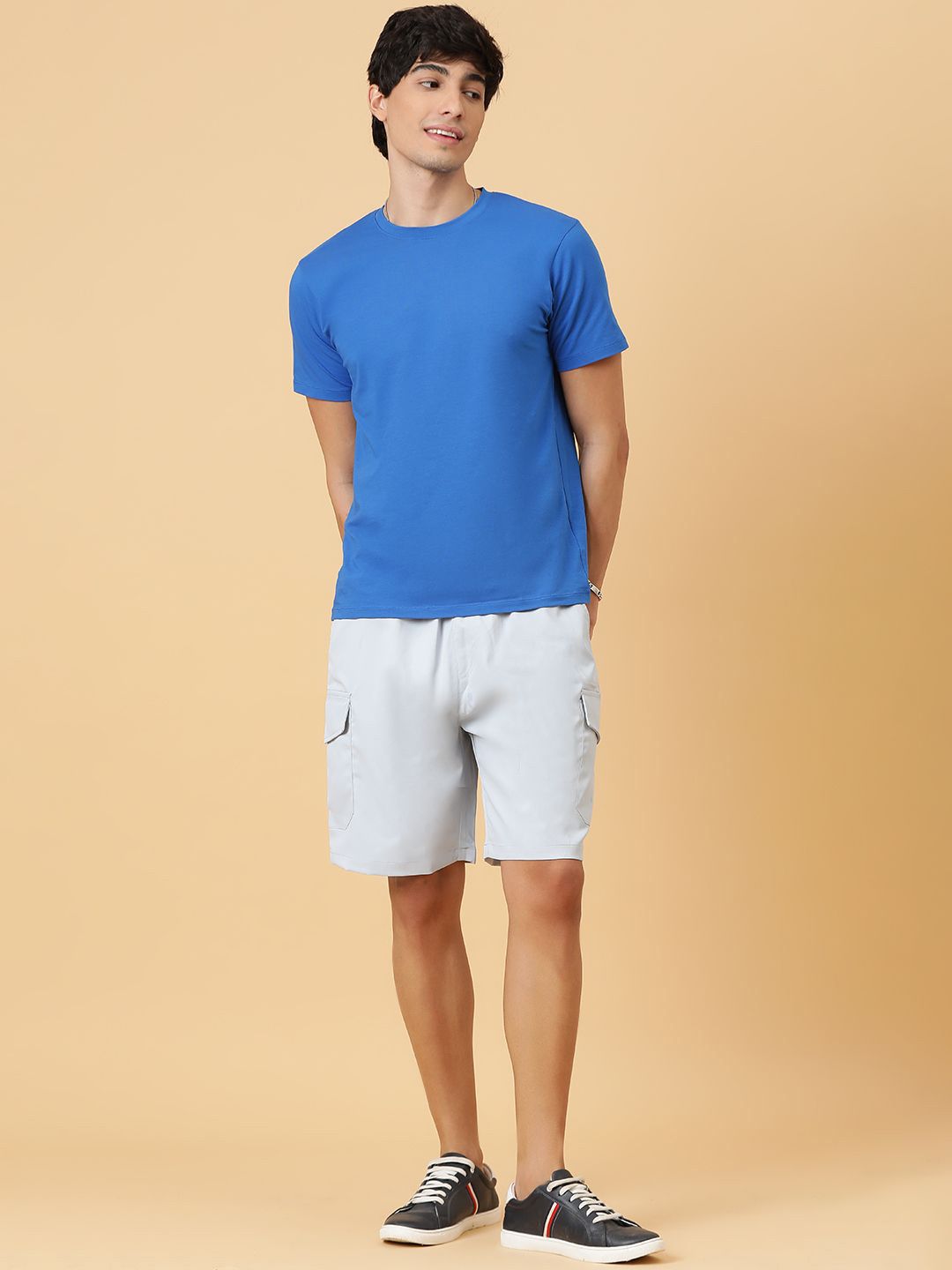 Kotty Men Solid Low-Rise Cargo Shorts