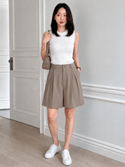 Relaxed Wide-Leg Pleated Shorts in Dark Mauve