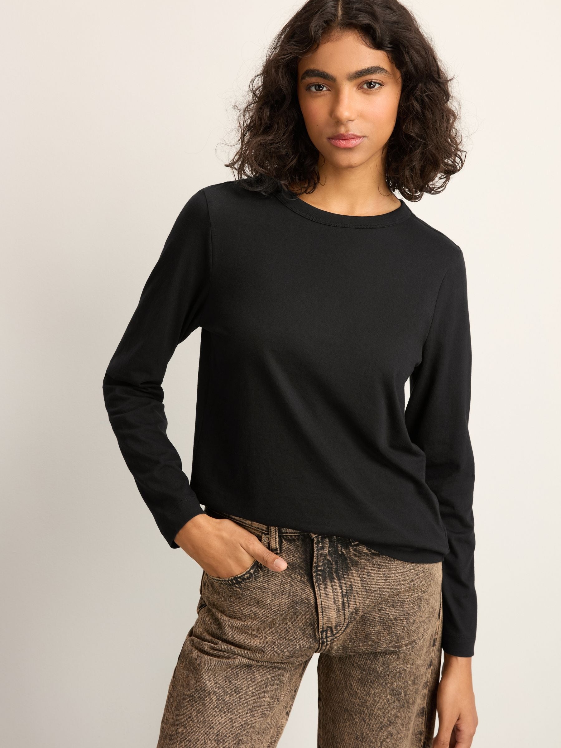 Women's Essential Long-Sleeve Crewneck T-Shirt Classic Black