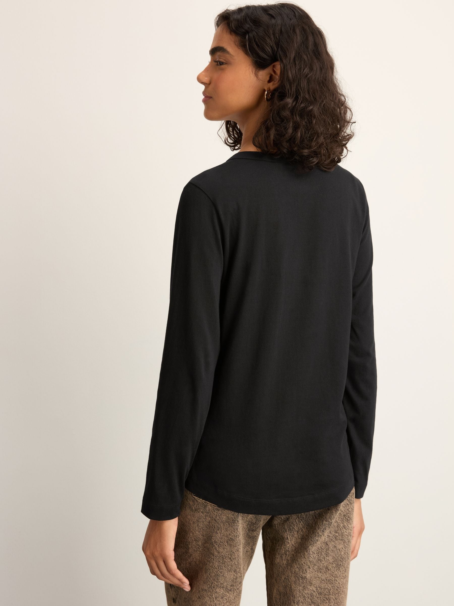 Women's Essential Long-Sleeve Crewneck T-Shirt Classic Black