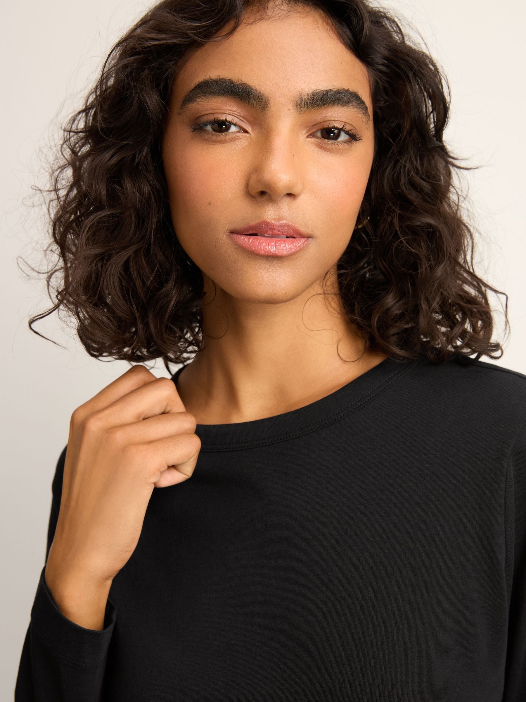 Women's Essential Long-Sleeve Crewneck T-Shirt Classic Black