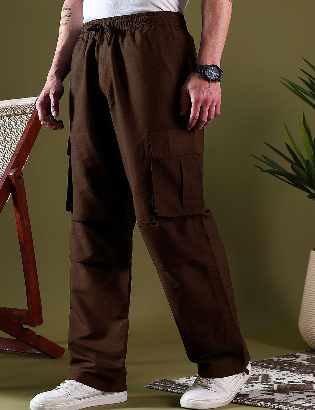 Kotty Men Relaxed Low-Rise Easy Wash Pleated Cargos Trousers