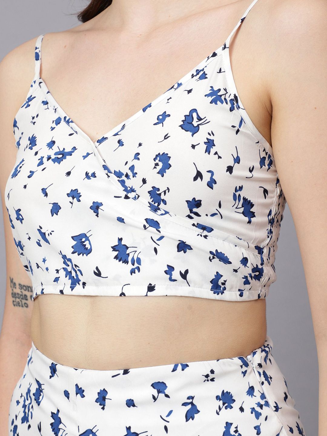 Kotty White & Blue Floral Printed V-Neck Top With Shorts