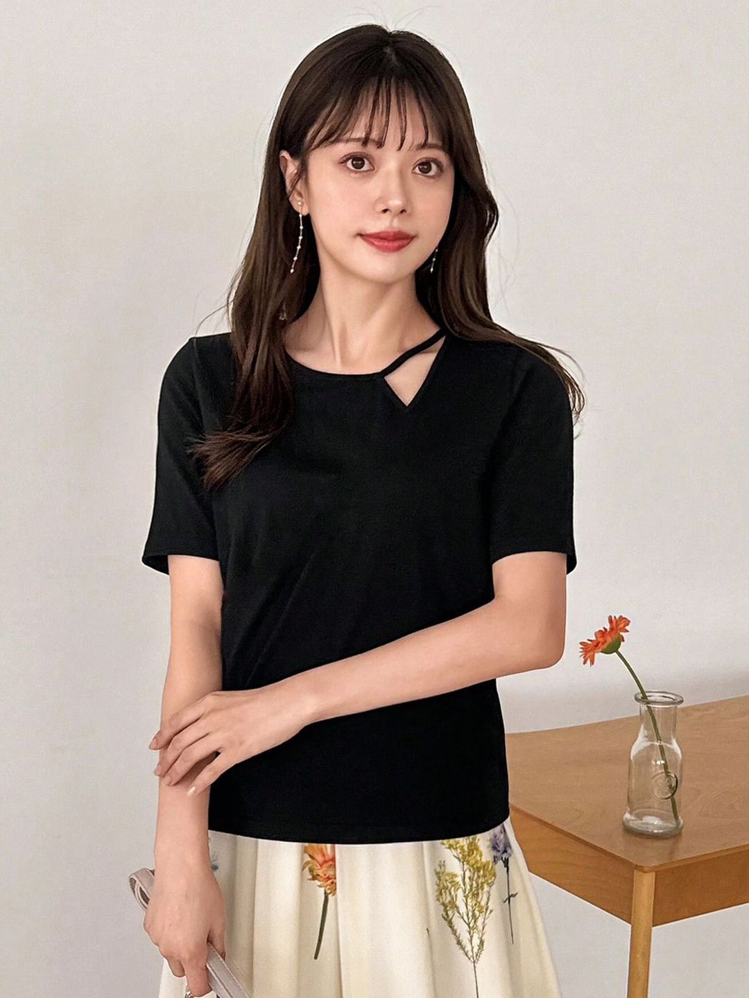 Kotty Women Round Neck Short Sleeves Top With Cut Out Details