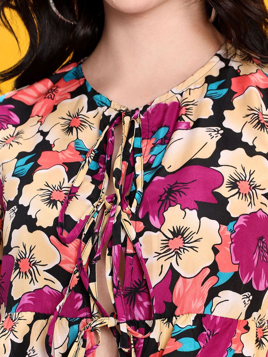 Kotty Women Printed Tie-Up Neck Crop Top