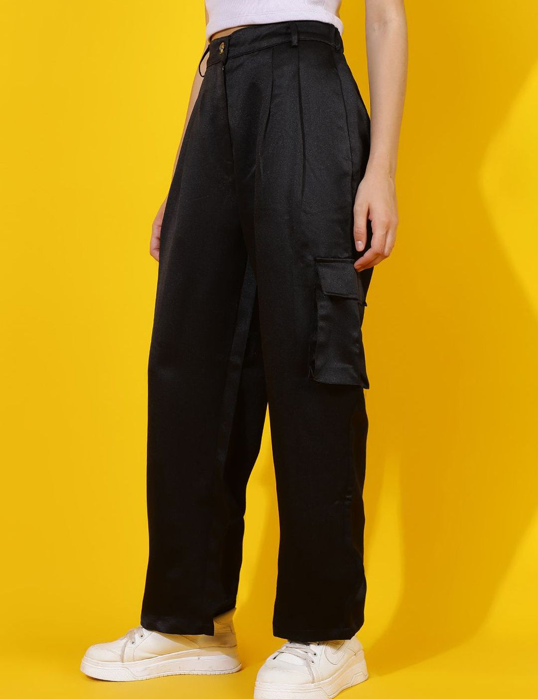 Kotty Women Relaxed Straight Leg Straight Fit High-Rise Easy Wash Pleated Cargos Trousers