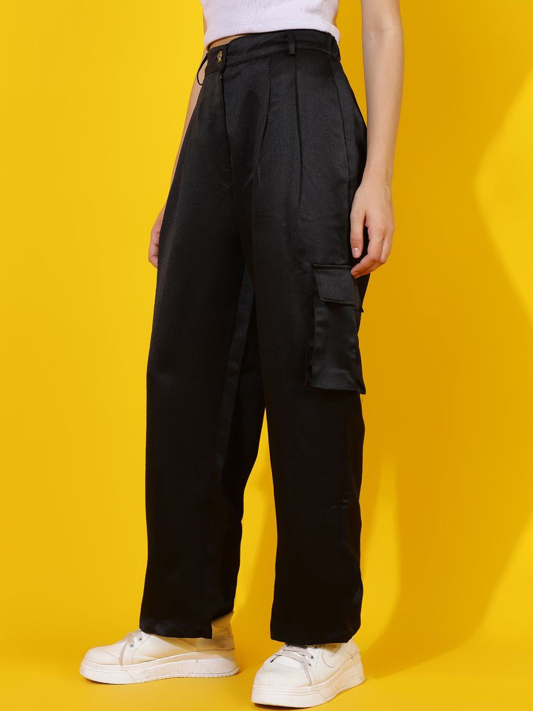 Kotty Women Relaxed Straight Leg Straight Fit High-Rise Easy Wash Pleated Cargos Trousers