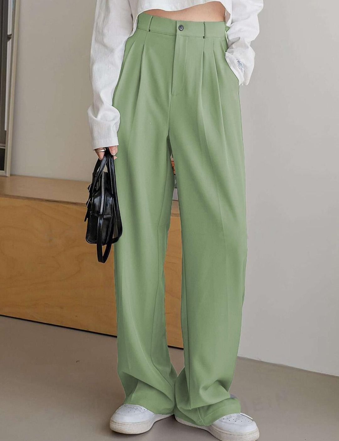 Kotty Women Relaxed Straight Leg Straight Fit High-Rise Easy Wash Pleated Trousers