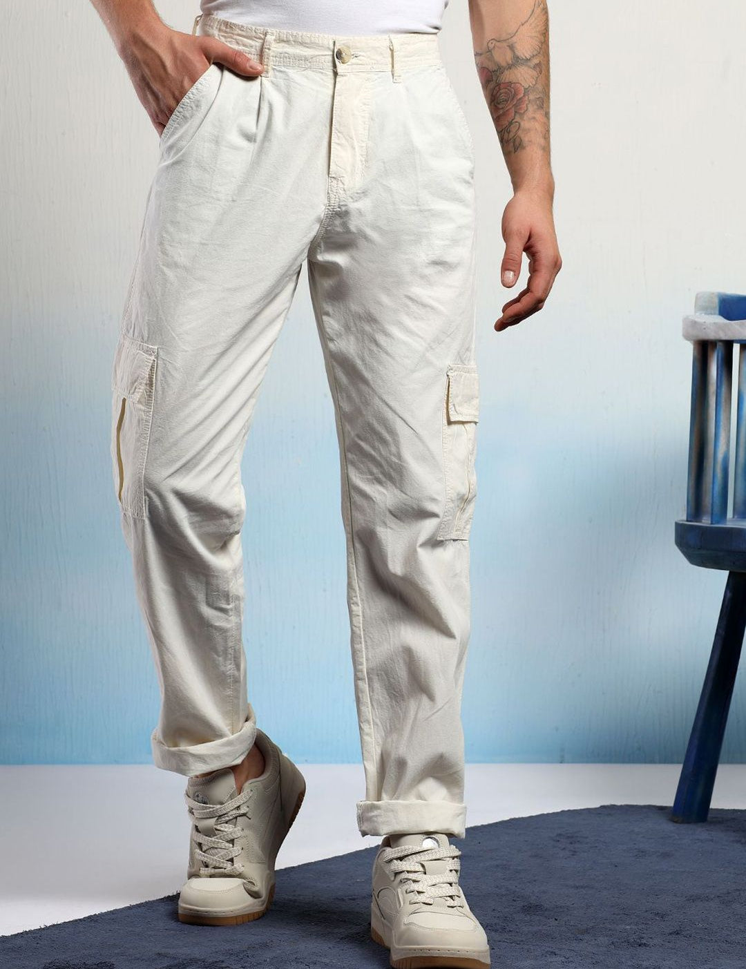 Kotty Men Low-Rise Wrinkle Free Chambray Pleated Cargos Trousers