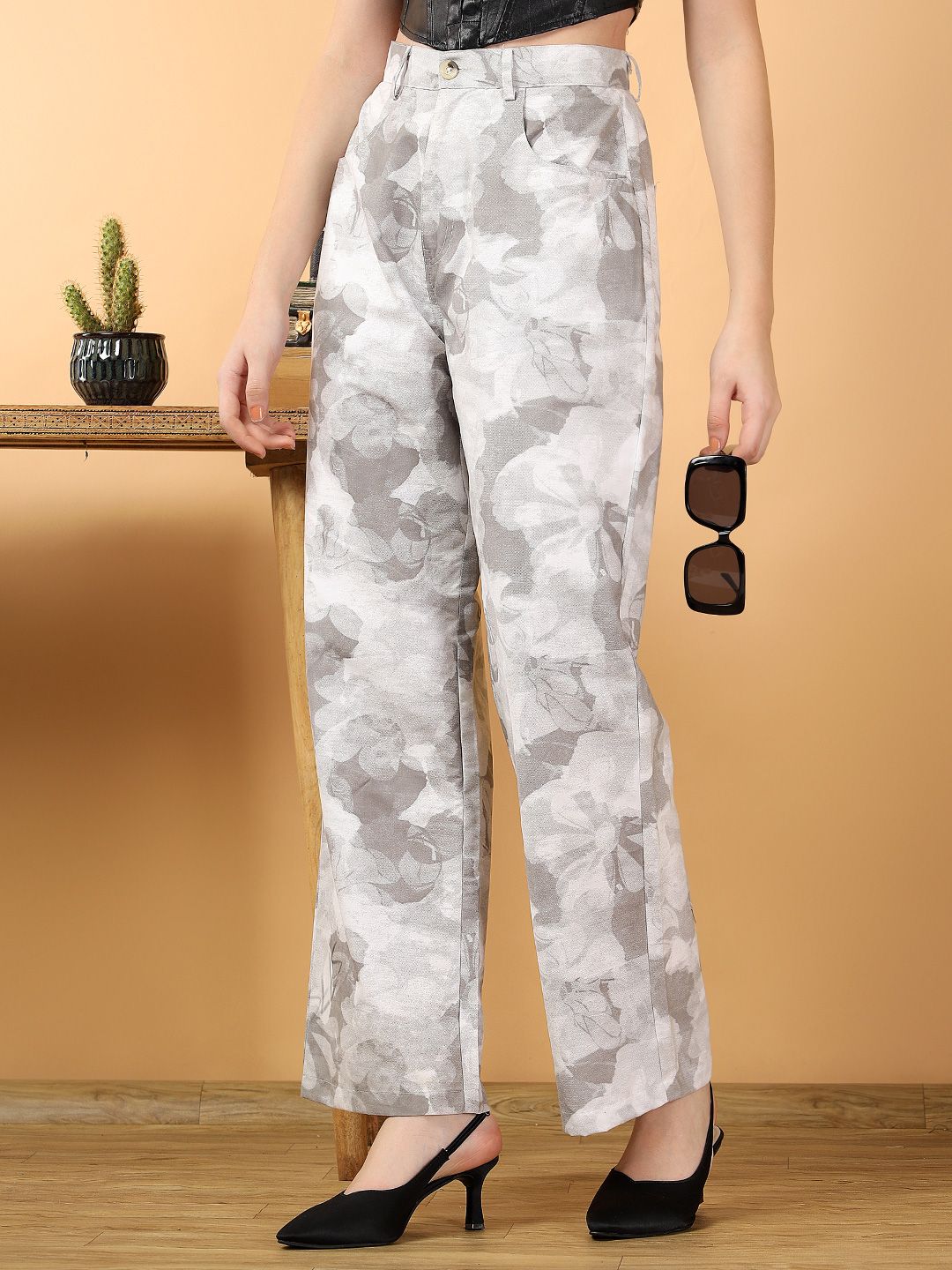 Kotty Women Floral Printed Straight Fit High-Rise Trouser
