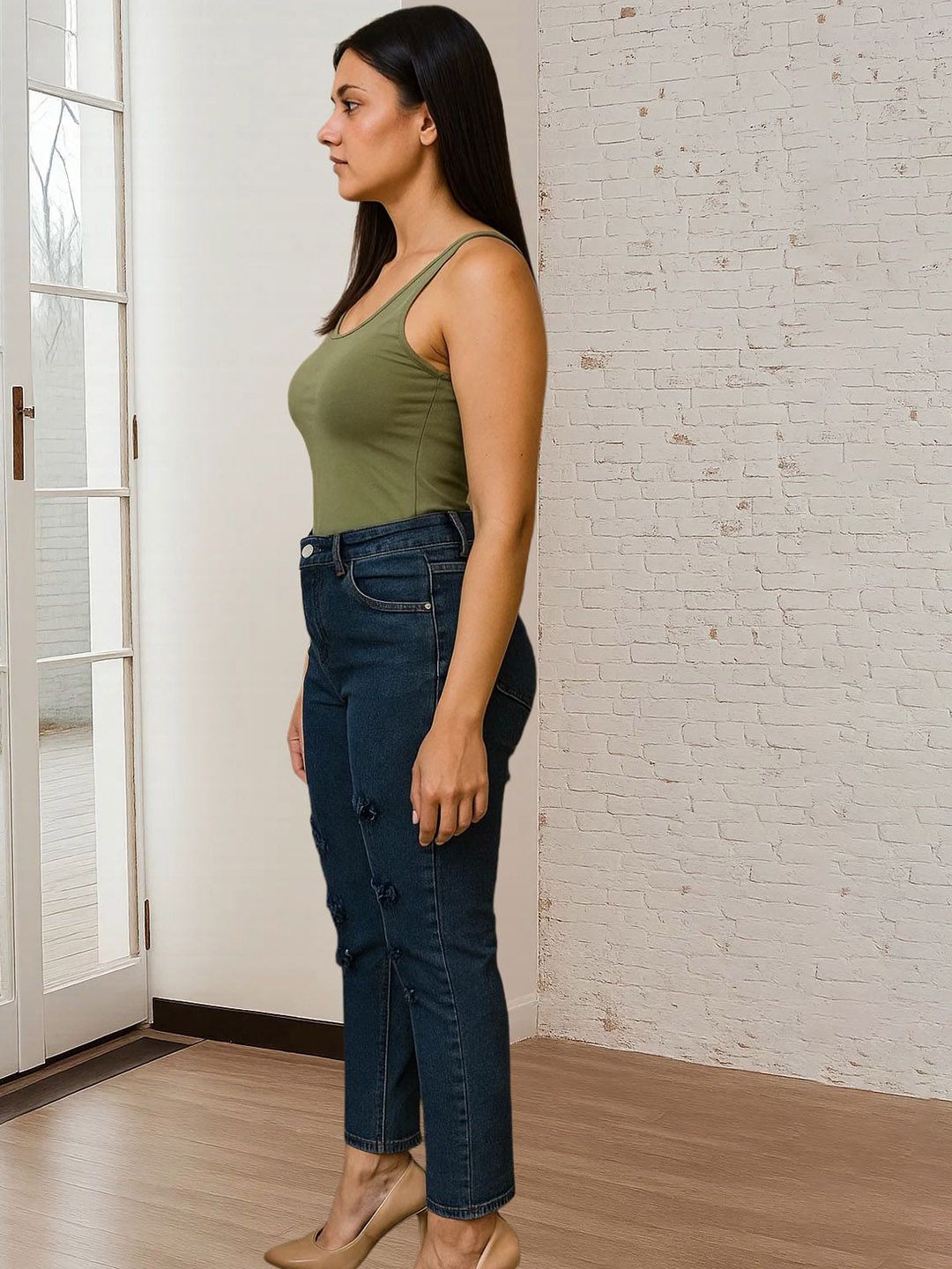 Kotty Women Relaxed Fit High-Rise Mildly Distressed Stretchable Jeans