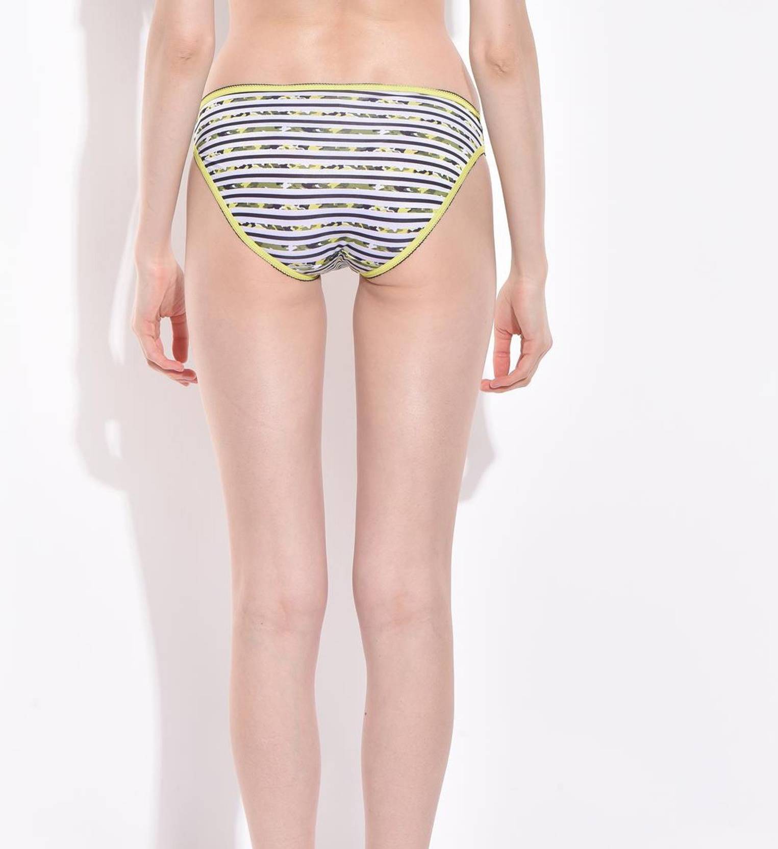 WomenHipsterMulticolorPanty-3_jpg_45e2a2a6-3bee-4e81-9b3d-e99aec8ccdc9.jpg