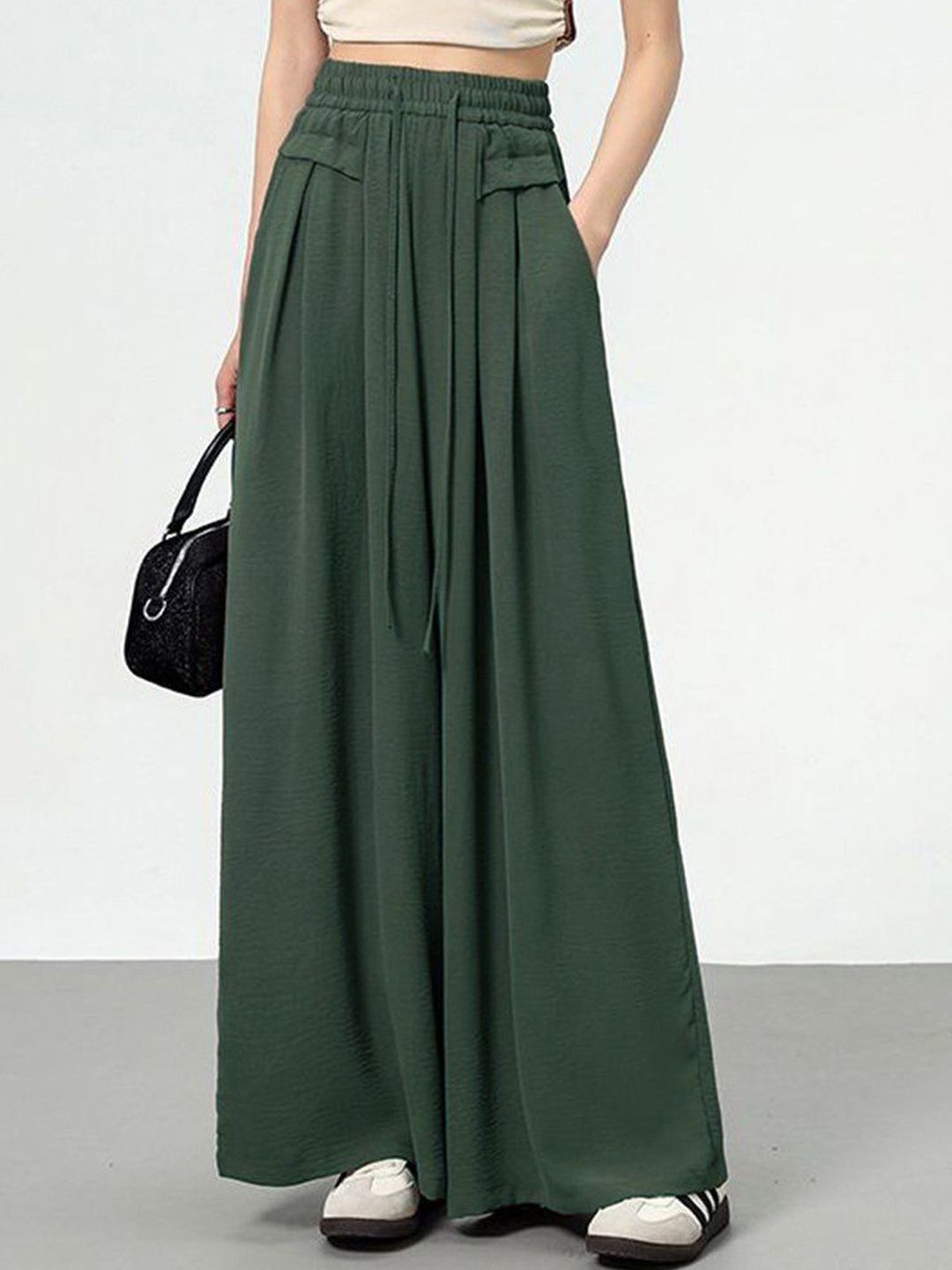 Kotty Women Loose Fit High-Rise Pleated Cotton Trousers