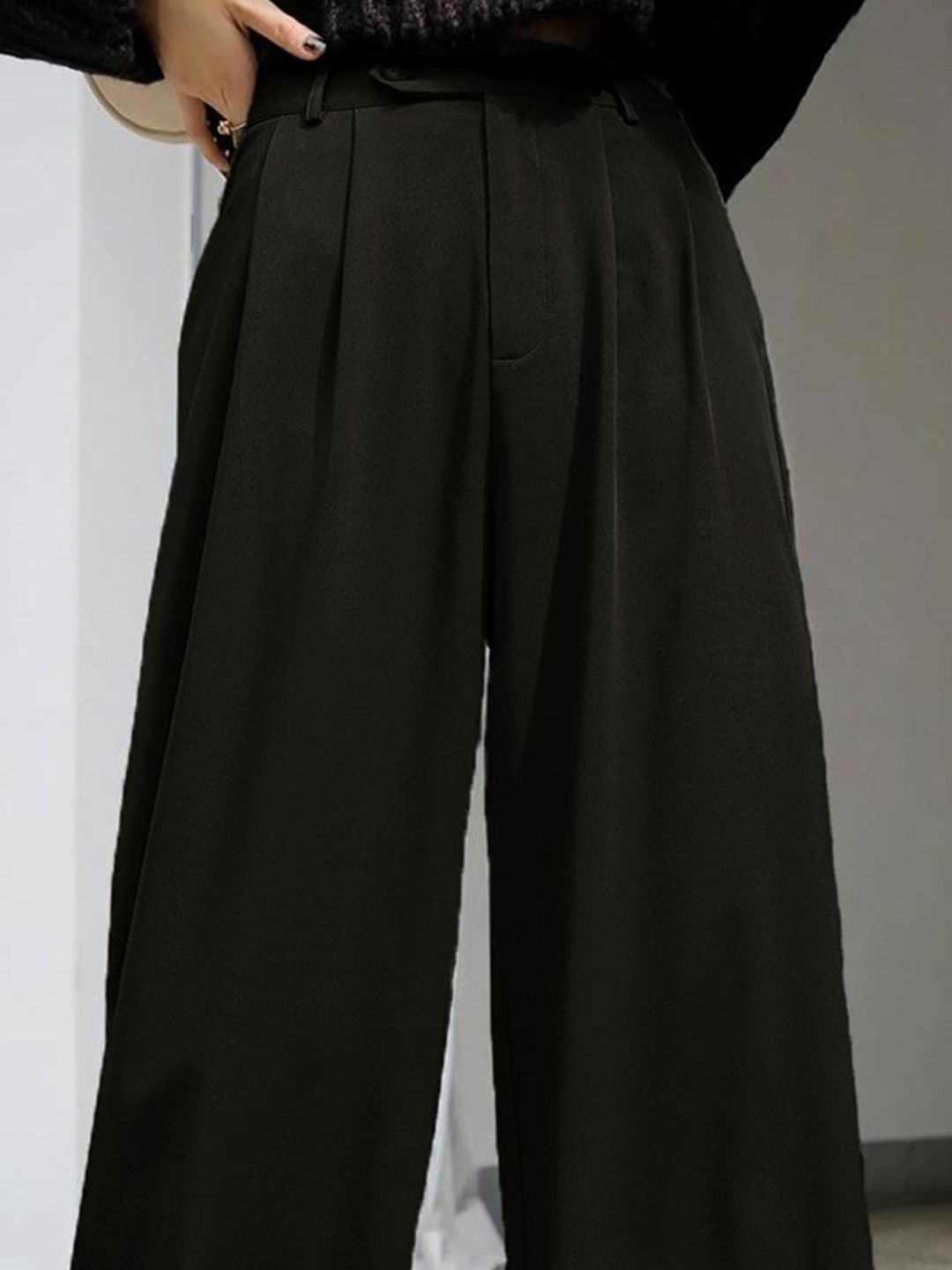 Kotty Women Relaxed Straight Leg Straight Fit High-Rise Easy Wash Pleated Trousers