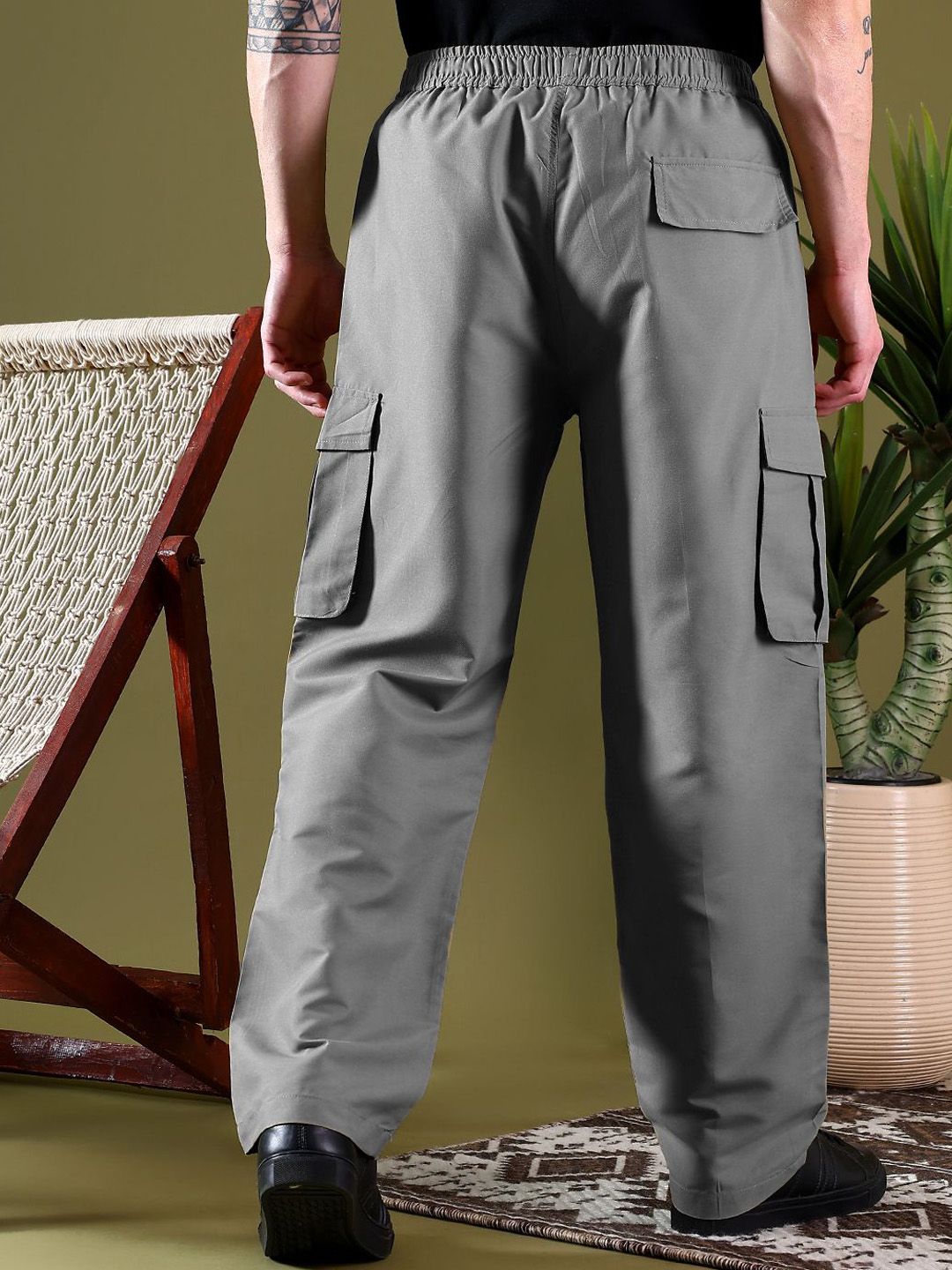 Kotty Men Low-Rise Easy Wash Pleated Cargos Regular Fit Trousers