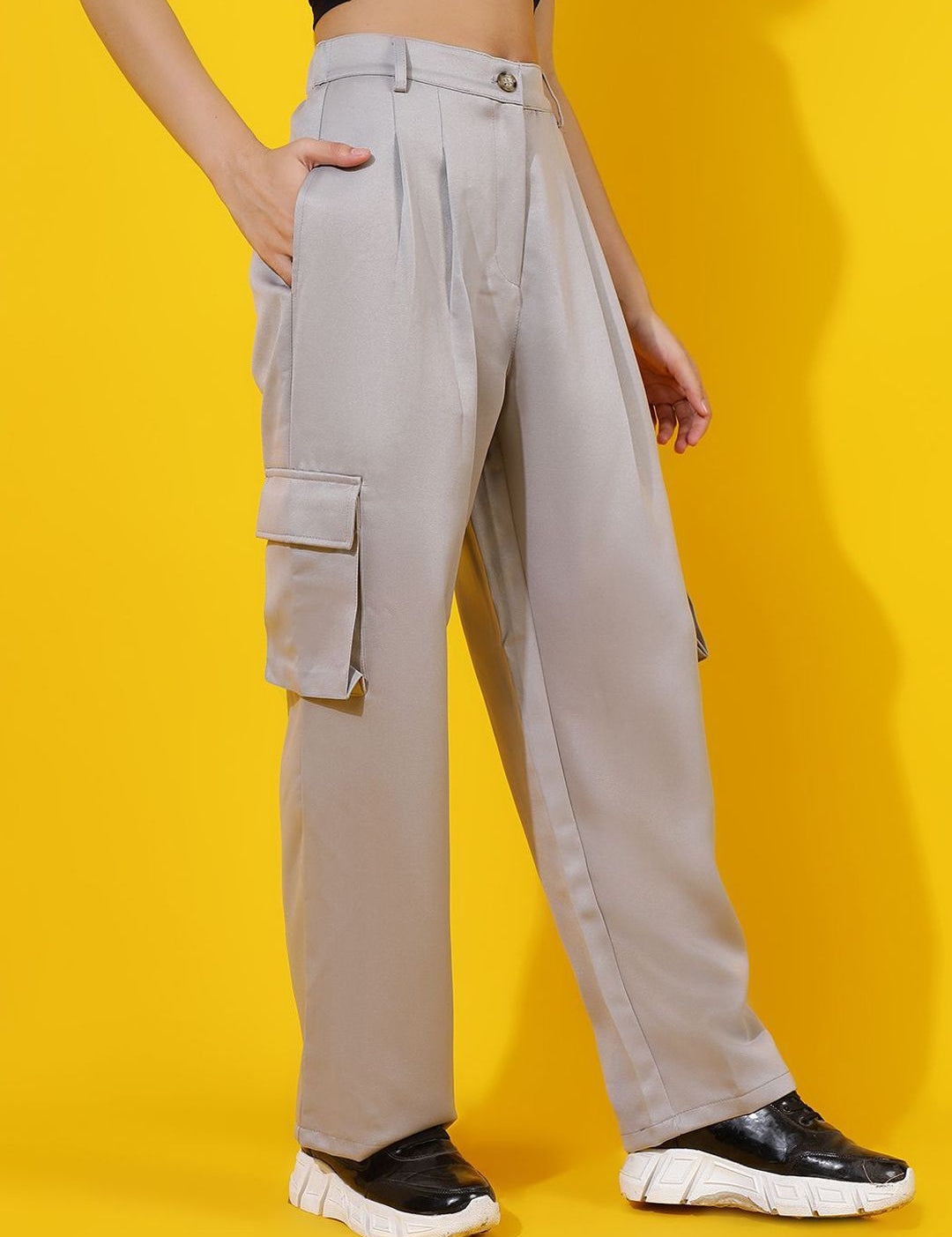 Kotty Women Relaxed Straight Leg Straight Fit High-Rise Easy Wash Pleated Cargos Trousers