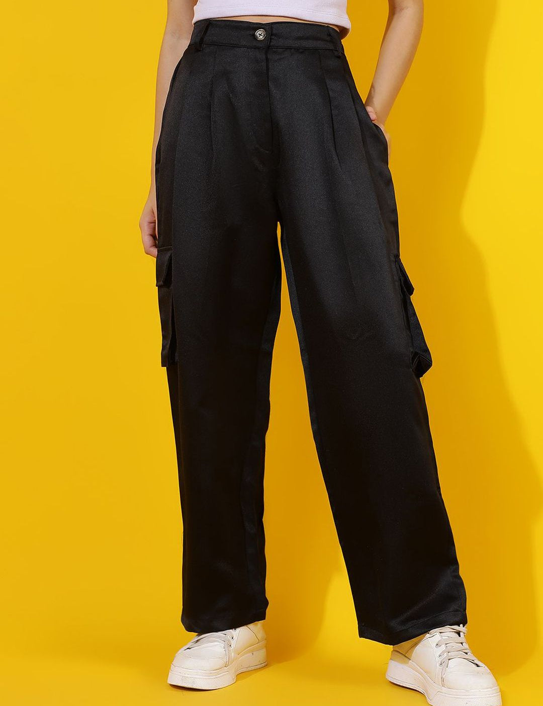 Kotty Women Relaxed Straight Leg Straight Fit High-Rise Easy Wash Pleated Cargos Trousers