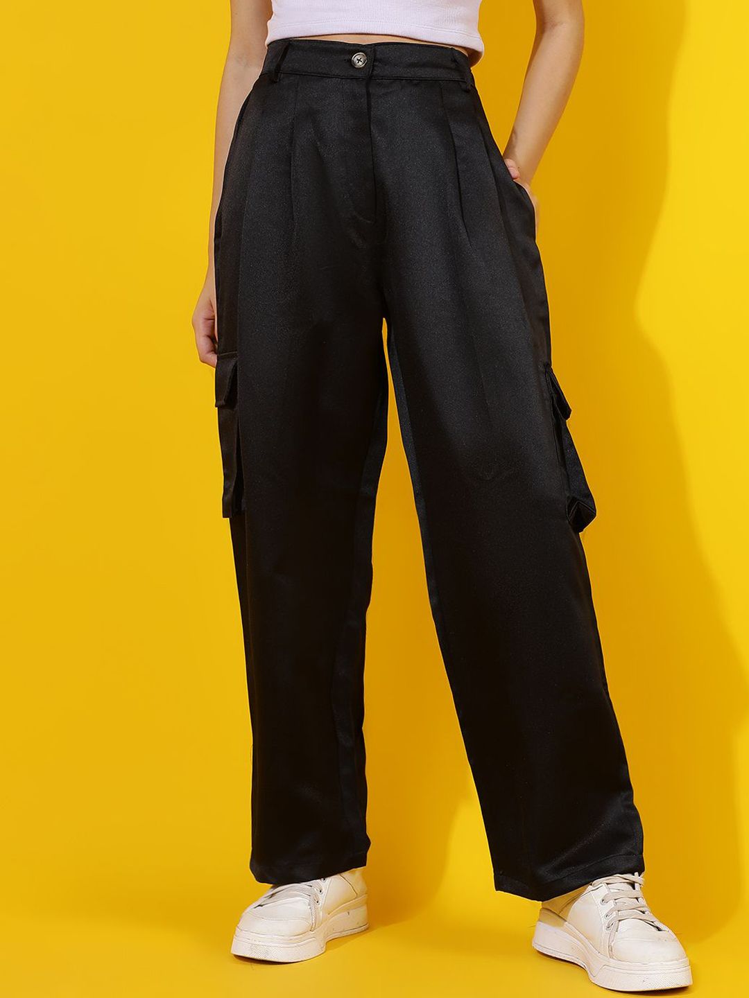 Kotty Women Relaxed Straight Leg Straight Fit High-Rise Easy Wash Pleated Cargos Trousers