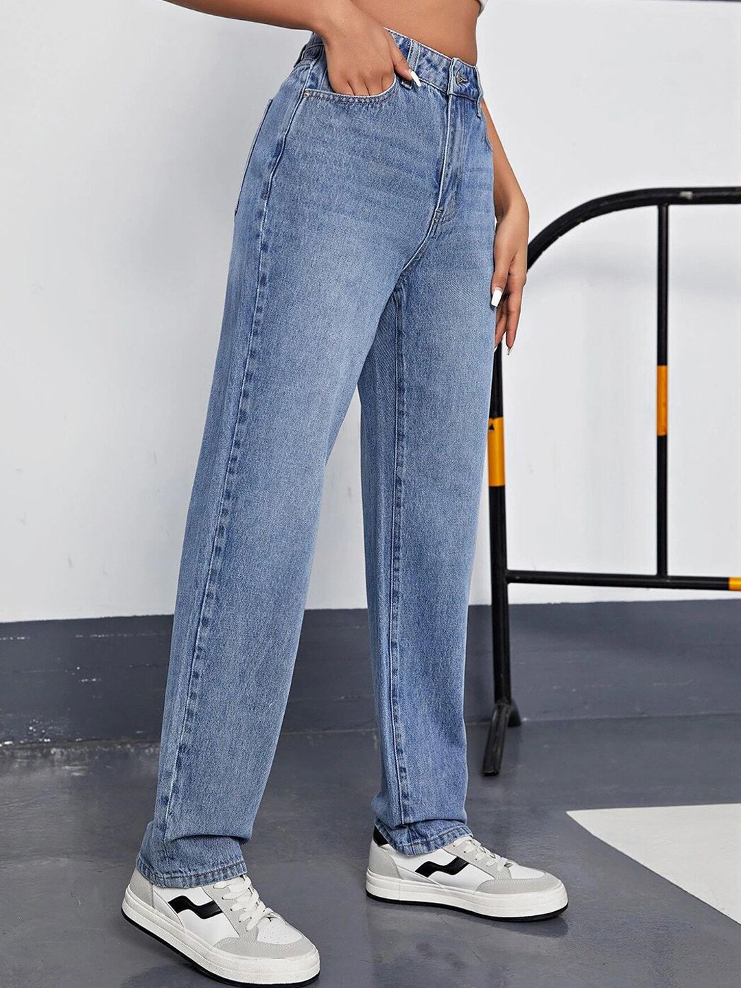 Kotty Women Jean Straight Fit High-Rise Light Fade Stretchable Jeans