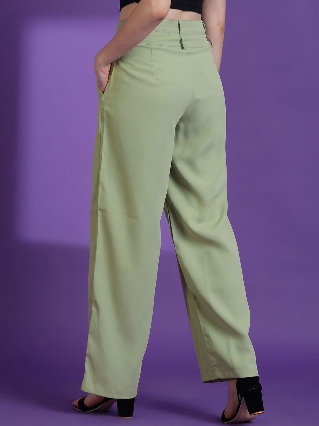 Kotty Women Solid Relaxed Straight Fit Mid-Rise Easy Wash Pleated Regular Trousers