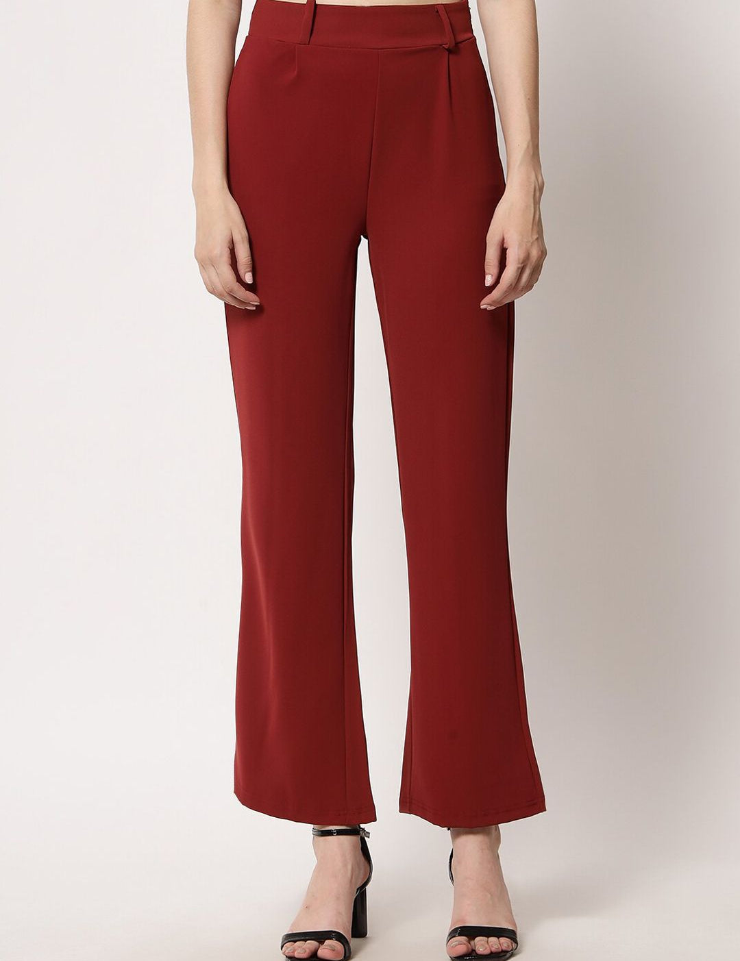 Kotty Women Relaxed Straight Leg Straight Fit High-Rise Easy Wash Pleated Trousers