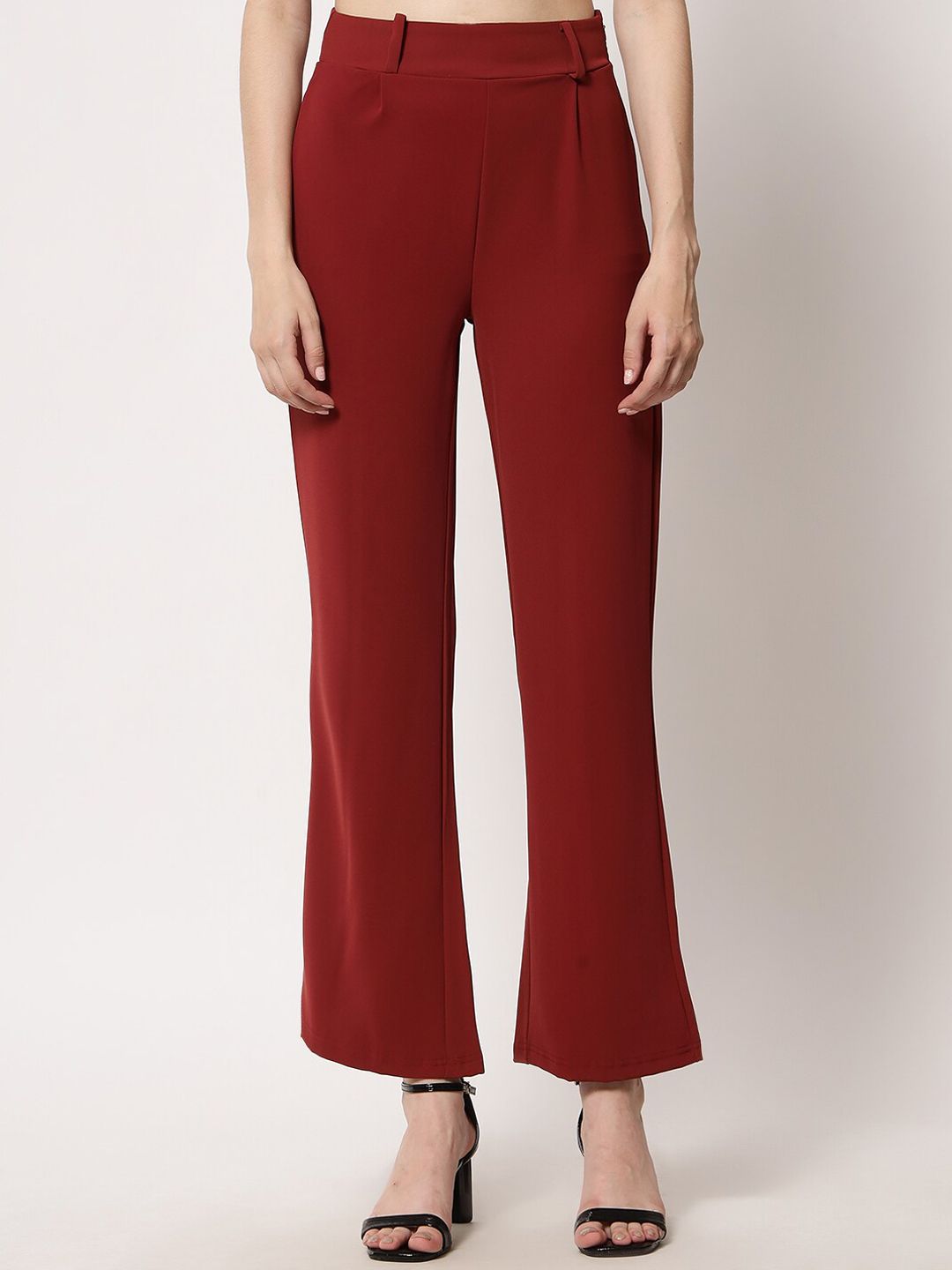 Kotty Women Relaxed Straight Leg Straight Fit High-Rise Easy Wash Pleated Trousers