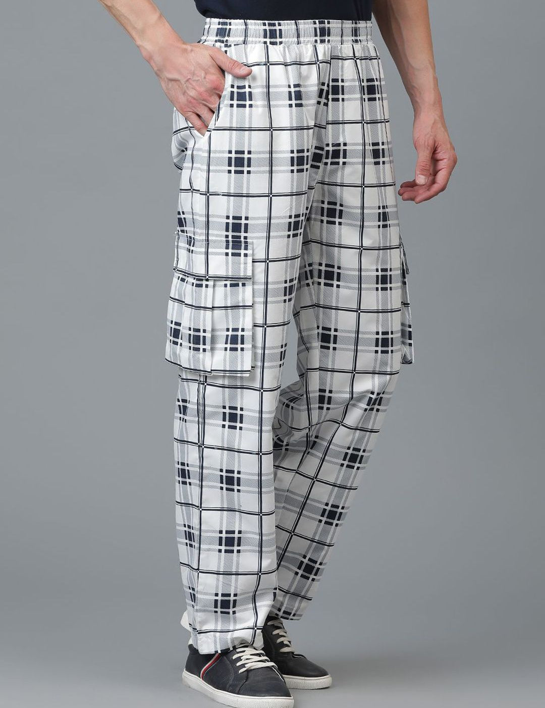 Kotty Men Checked Relaxed Low-Rise Easy Wash Cargo Trousers