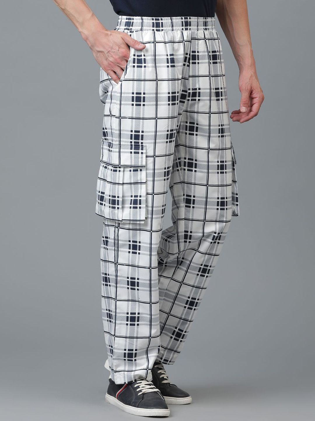 Kotty Men Checked Relaxed Low-Rise Easy Wash Cargo Trousers
