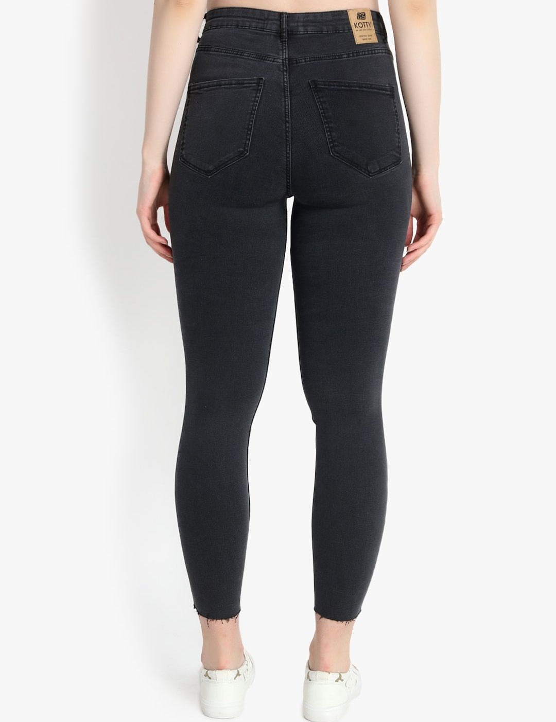 Kotty Women Black Skinny Fit High-Rise Slash Knee Cropped Jeans