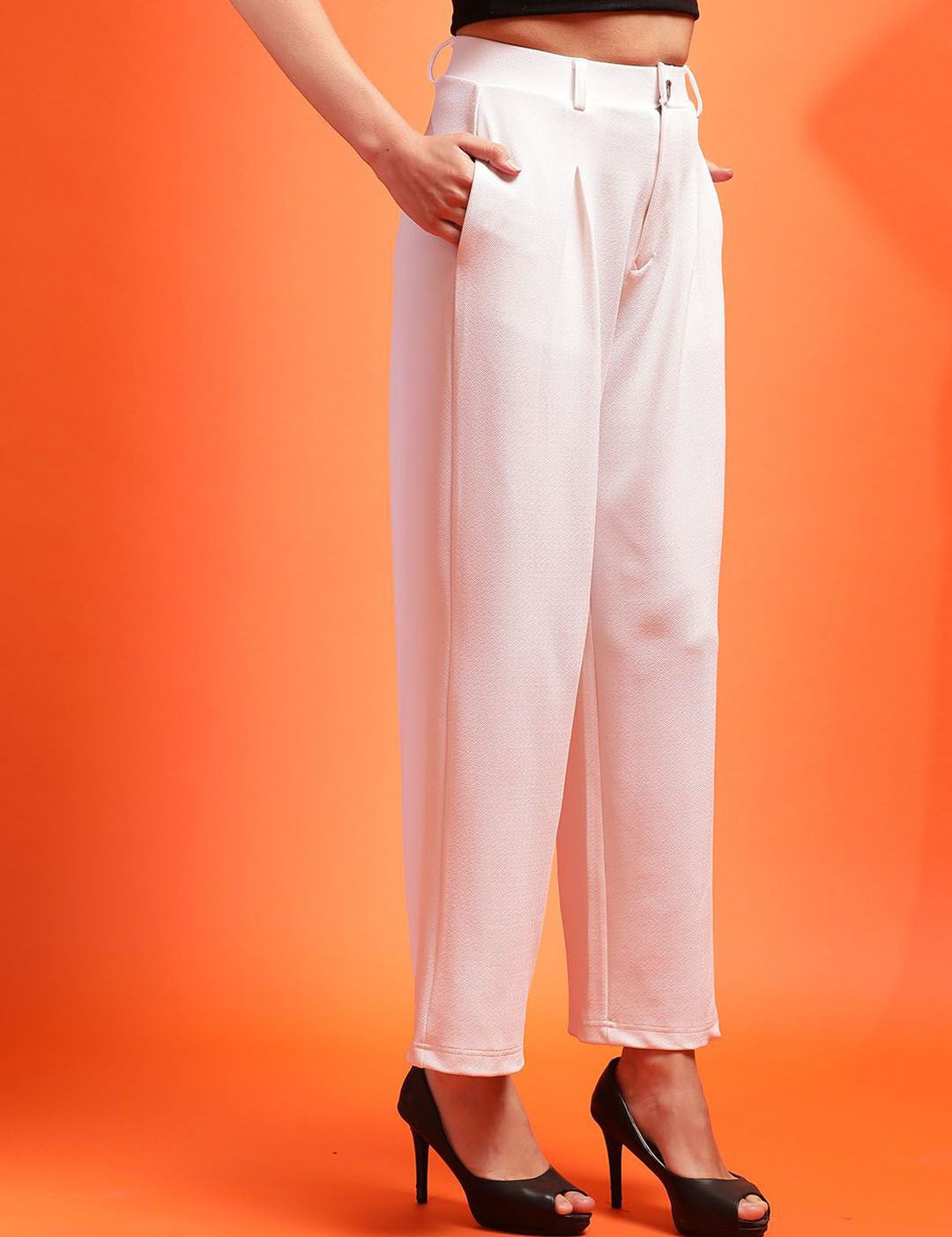 Kotty Women Solid Relaxed Straight Fit Mid-Rise Pleated Parallel Trousers