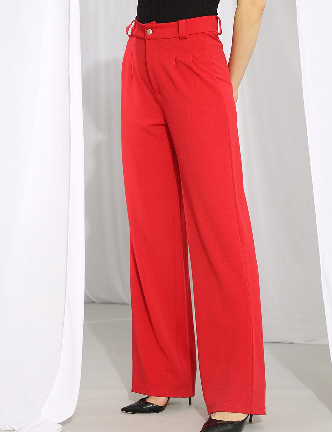 Kotty Women Relaxed High-Rise Straight Fit Trousers