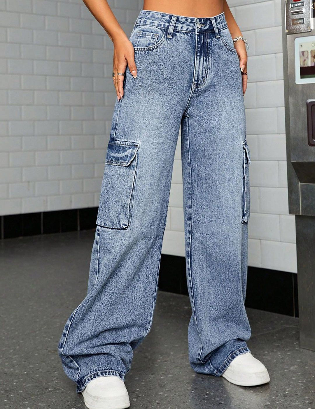 Kotty Women High-Rise Clean Look Light Fade Stretchable Cargo Jeans