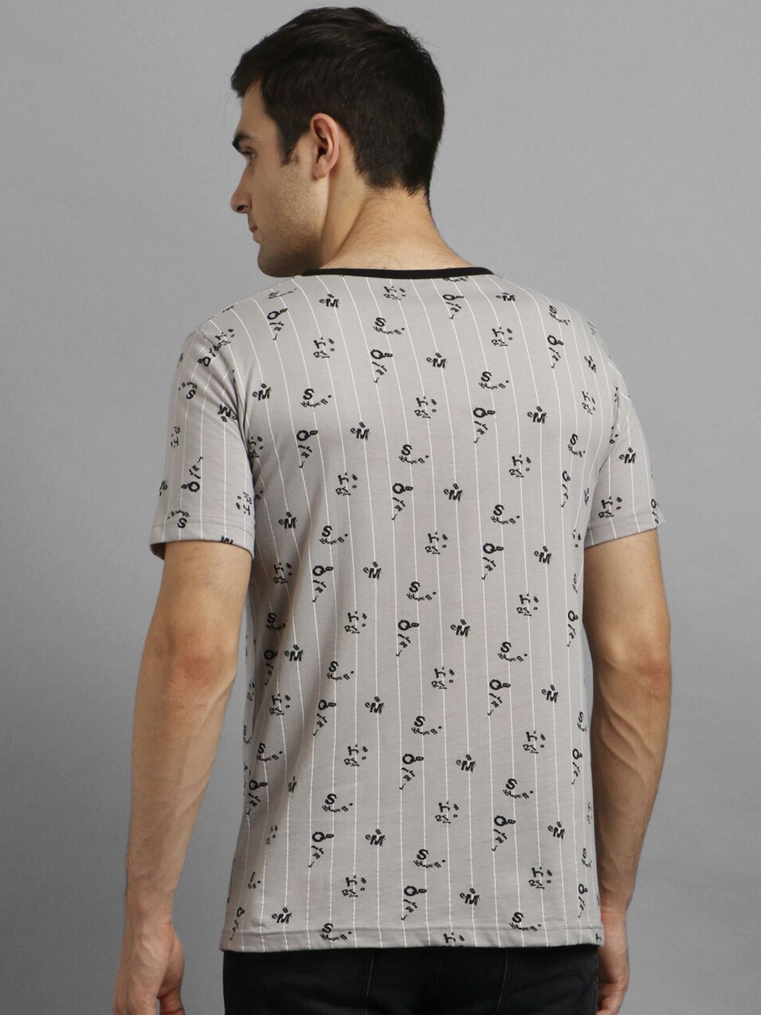 Kotty Men Grey & Black Printed Henley Neck T-shirt