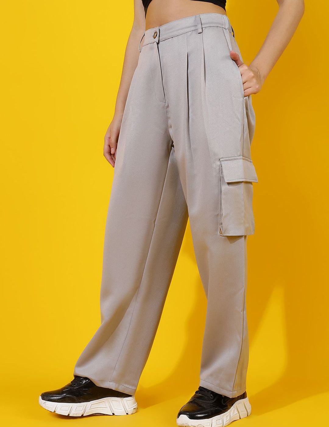 Kotty Women Relaxed Straight Leg Straight Fit High-Rise Easy Wash Pleated Cargos Trousers