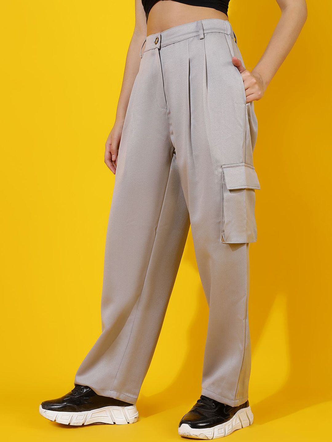 Kotty Women Relaxed Straight Leg Straight Fit High-Rise Easy Wash Pleated Cargos Trousers