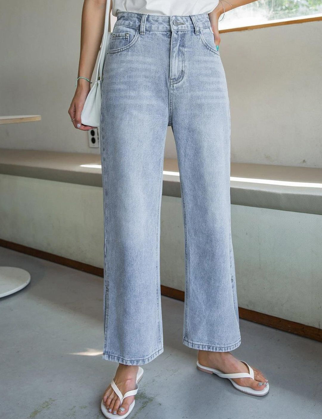 Kotty Women Blue Jean Straight Fit High-Rise Slash Knee Light Fade Stretchable Jeans