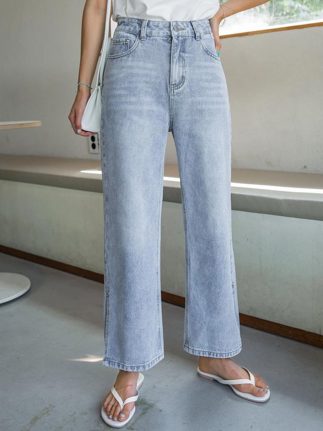 Kotty Women Blue Jean Straight Fit High-Rise Slash Knee Light Fade Stretchable Jeans