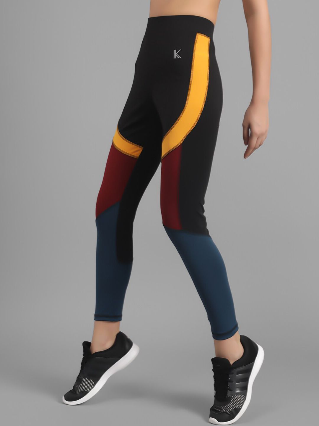 Kotty Women Maroon & Black Colorblocked Seamless Tights