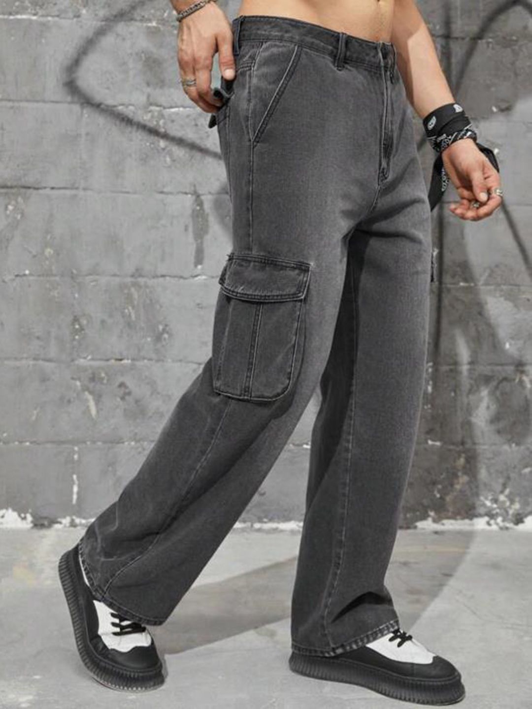 Kotty Men Jean Low-Rise Clean Look Light Fade Stretchable Cargo Jeans