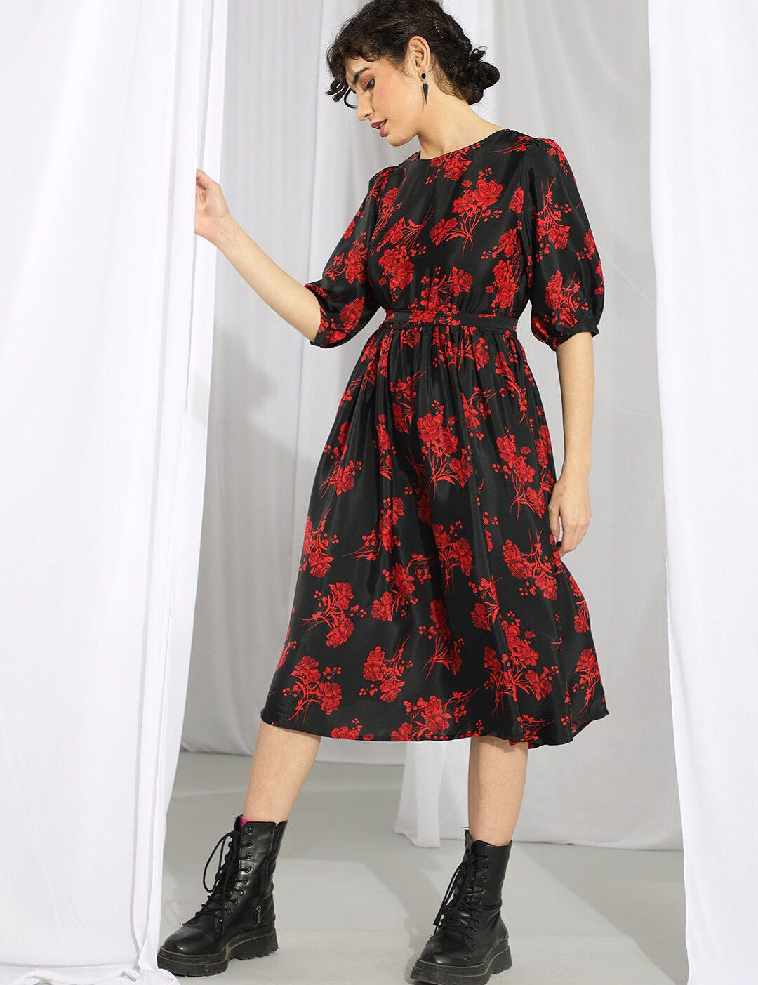 Kotty Black & Red Floral Printed Fit & Flare Midi Dress With Belt