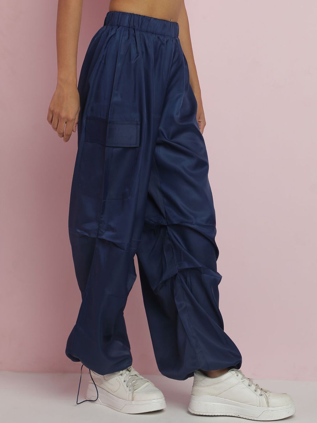 Kotty Women Solid Relaxed Mid-Rise Regular Fit Cargo Style Parachute Trousers