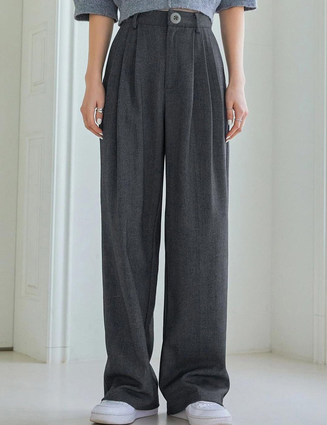 Kotty Women Relaxed Straight Leg Straight Fit Easy Wash Pleated Parallel Trousers